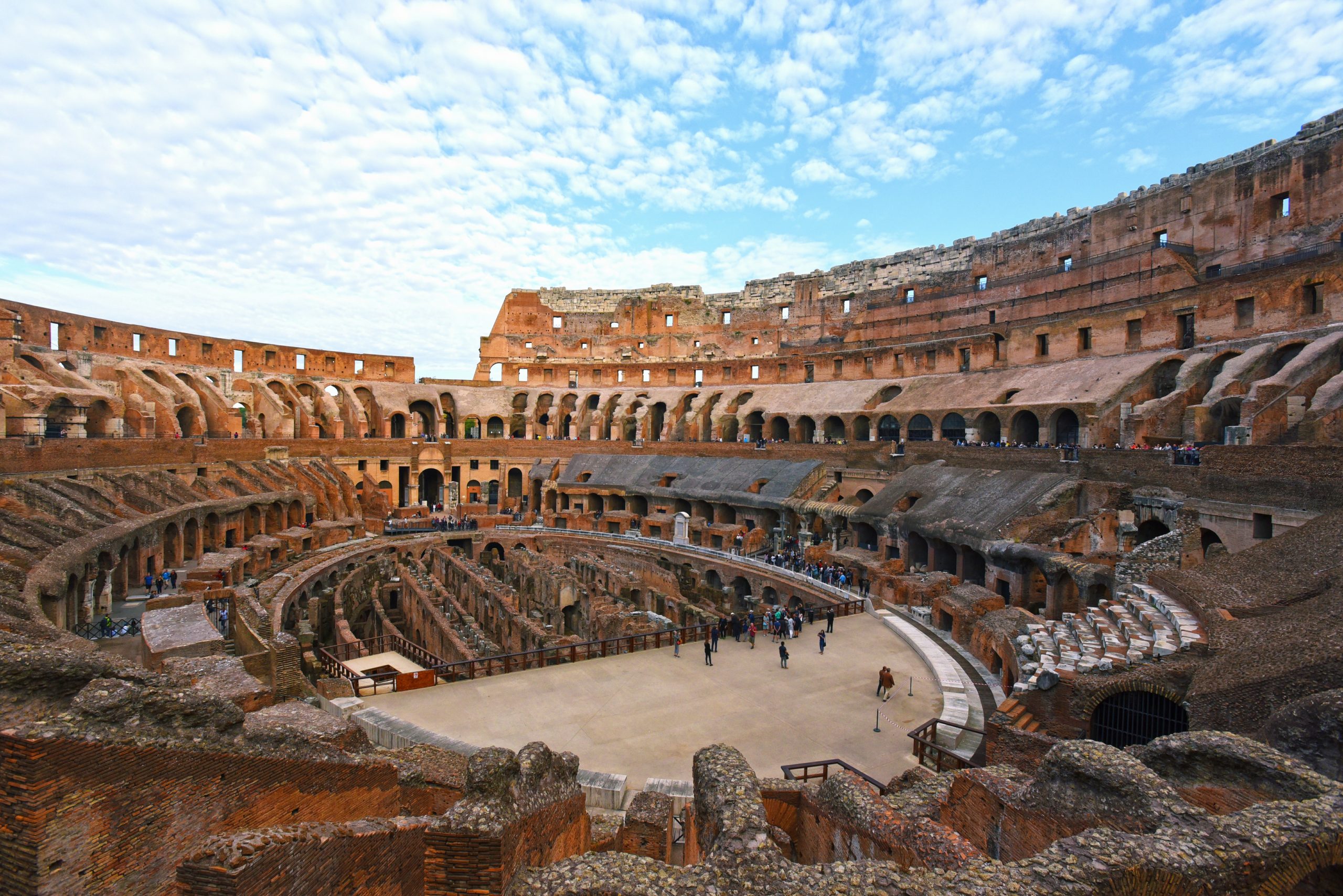 Древний рим сейчас. Римский Колизей (Колоссеум). Рим Колизей внутри. Колизей внутри Арена. Палатинский холм в Риме.